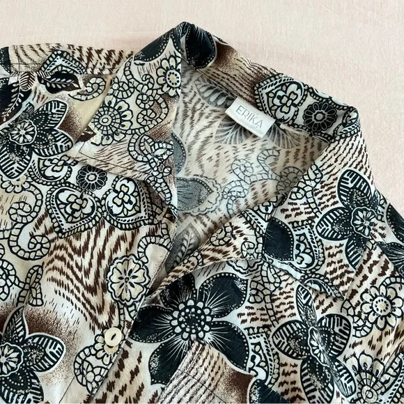 Vintage Vacay Cropped Top - Picture 4 of 5